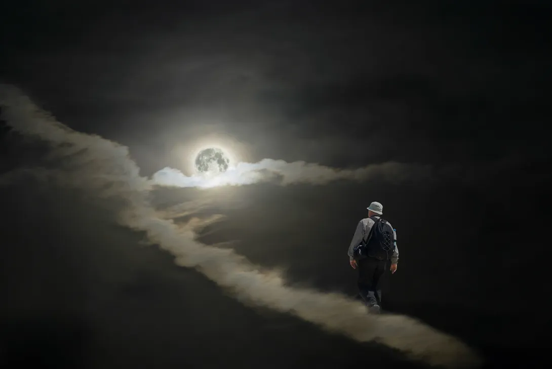 Homme marchant sur un nuage étroit
